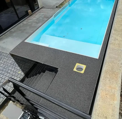 Piscina fuori terra container acciaio nero antracite con deck aggregato, scala industriale e pompa di calore - immagine 2