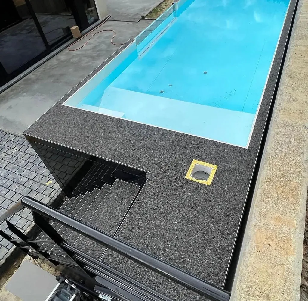 Piscina fuori terra container acciaio nero antracite con deck aggregato, scala industriale e pompa di calore - immagine 2