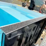 Piscina fuori terra container acciaio nero antracite con deck aggregato, scala industriale e pompa di calore - immagine 3