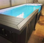 Piscina fuori terra container acciaio nero antracite con deck aggregato, scala industriale e pompa di calore - immagine 4