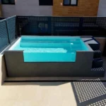 Piscina fuori terra ILÚ PRO 230 in acciaio con parete panoramica in metacrilato 3,75 × 2,20 m - immagine 1