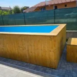 Piscina in legno 6,8 × 2,4 m con stufa a legna integrata, liner blu e scala laterale - immagine 1
