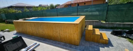 Piscina in legno 6,8 × 2,4 m con stufa a legna integrata, liner blu e scala laterale - immagine 1
