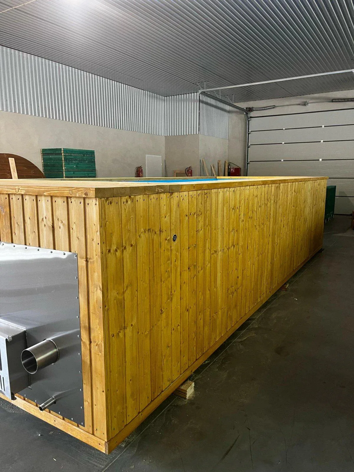 Piscina in legno 6,8 × 2,4 m con stufa a legna integrata, liner blu e scala laterale - immagine 2