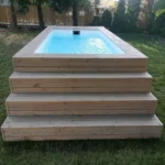 Piscina monoblocco in fibra di vetro rivestita in legno di pino 5 m × 2,20 m - immagine 1