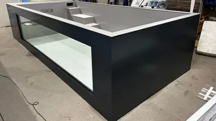 Piscina monoblocco polipropilene 6,5 m con finestra panoramica da 4 m, controcorrente e pompa di calore - immagine 1