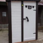 Toilette portatile ECO5 in legno 1,58 × 1,19 m – WC da giardino con urinatoio, lavabo e luce solare - immagine 1