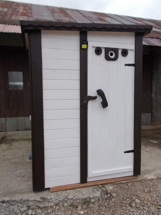 Toilette portatile ECO5 in legno 1,58 × 1,19 m – WC da giardino con urinatoio, lavabo e luce solare - immagine 1