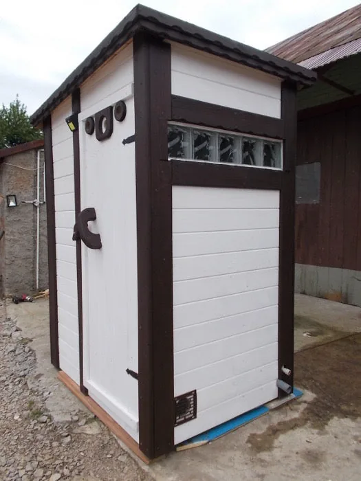 Toilette portatile ECO5 in legno 1,58 × 1,19 m – WC da giardino con urinatoio, lavabo e luce solare - immagine 2
