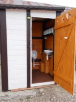 Toilette portatile ECO5 in legno 1,58 × 1,19 m – WC da giardino con urinatoio, lavabo e luce solare - immagine 5