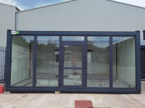 Ufficio Modulare 20 Piedi (6,0 x 2,4 m) — Facciata Completamente Vetrata in Alluminio Antracite con Porta a Quattro Pannelli - immagine 1
