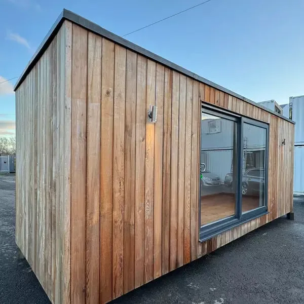 Ufficio Open Space — Modulo in Legno di Cedro Naturale Verticale con Porta Scorrevole Antracite e Faretti da Incasso - immagine 1