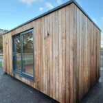Ufficio Open Space — Modulo in Legno di Cedro Naturale Verticale con Porta Scorrevole Antracite e Faretti da Incasso - immagine 2