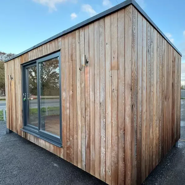 Ufficio Open Space — Modulo in Legno di Cedro Naturale Verticale con Porta Scorrevole Antracite e Faretti da Incasso - immagine 2