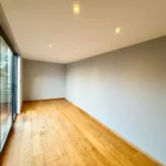 Ufficio Open Space — Modulo in Legno di Cedro Naturale Verticale con Porta Scorrevole Antracite e Faretti da Incasso - immagine 4