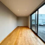 Ufficio Open Space — Modulo in Legno di Cedro Naturale Verticale con Porta Scorrevole Antracite e Faretti da Incasso - immagine 5