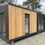 Unità Residenziale 24 m² (8 x 3 m) — Rivestimento Bimateria Pino Naturale e WPC Noce con Porta Scorrevole Antracite - immagine 1