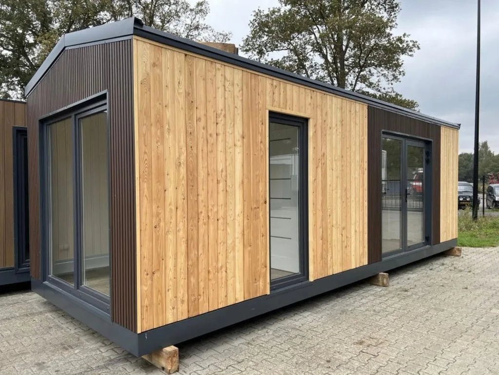 unita-residenziale-24-m-8-x-3-m-rivestimento-bimateria-pino-naturale-e-wpc-noce-01 Unità Residenziale 24 m² (8 x 3 m) — Rivestimento Bimateria Pino Naturale e WPC Noce con Porta Scorrevole Antracite - immagine 1