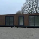 Unità Residenziale / Ufficio 38,5 m² (11 x 3,5 m) — Rivestimento WPC Noce Scuro con Porte Scorrevoli Antracite e Cucina Rovere - immagine 1