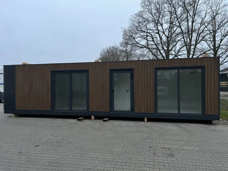 Unità Residenziale / Ufficio 38,5 m² (11 x 3,5 m) — Rivestimento WPC Noce Scuro con Porte Scorrevoli Antracite e Cucina Rovere - immagine 1