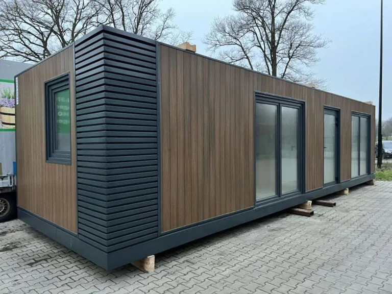 Unità Residenziale / Ufficio 38,5 m² (11 x 3,5 m) — Rivestimento WPC Noce Scuro con Porte Scorrevoli Antracite e Cucina Rovere - immagine 2